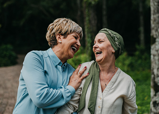 Zwei Frauen die gemeinsam lachen.