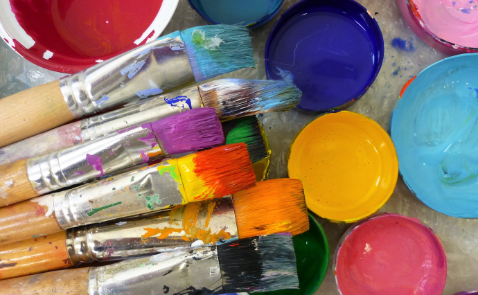 Bunte Farben und Pinsel