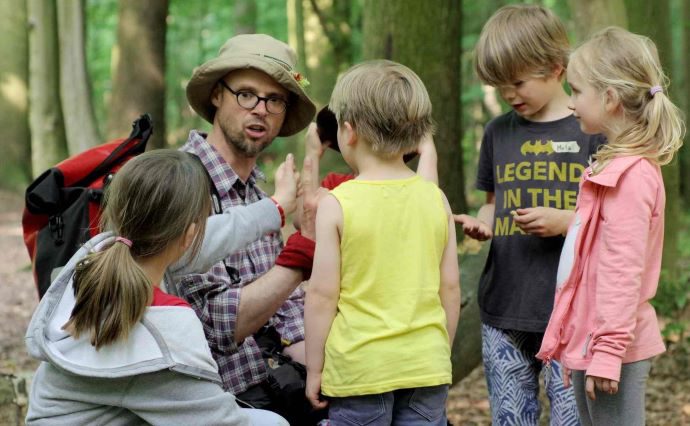 Kinder spielen in der Eilenriede